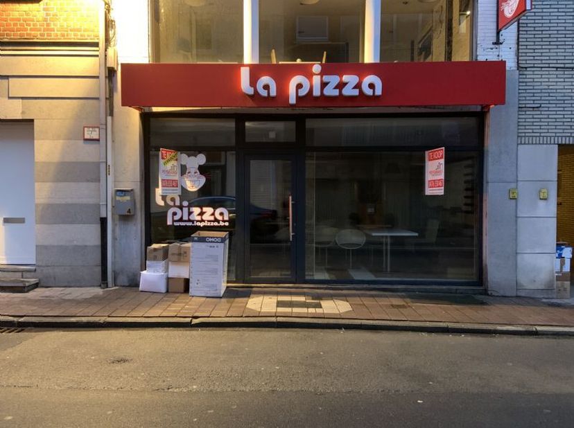 In het centrum van Geraardsbergen, ideaal gelegen pand voor horeca, renovatiewerken vereist, omvattende o.a. op het GELIJKVLOERS: Handelsruimte, voorh
